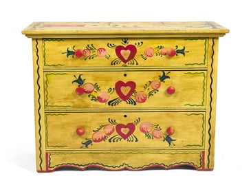 EARLY 20TH C. PETER HUNT DECORATED CHEST.