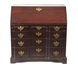 18TH C. CHIPPENDALE MA BLOCK FRONT DESK.