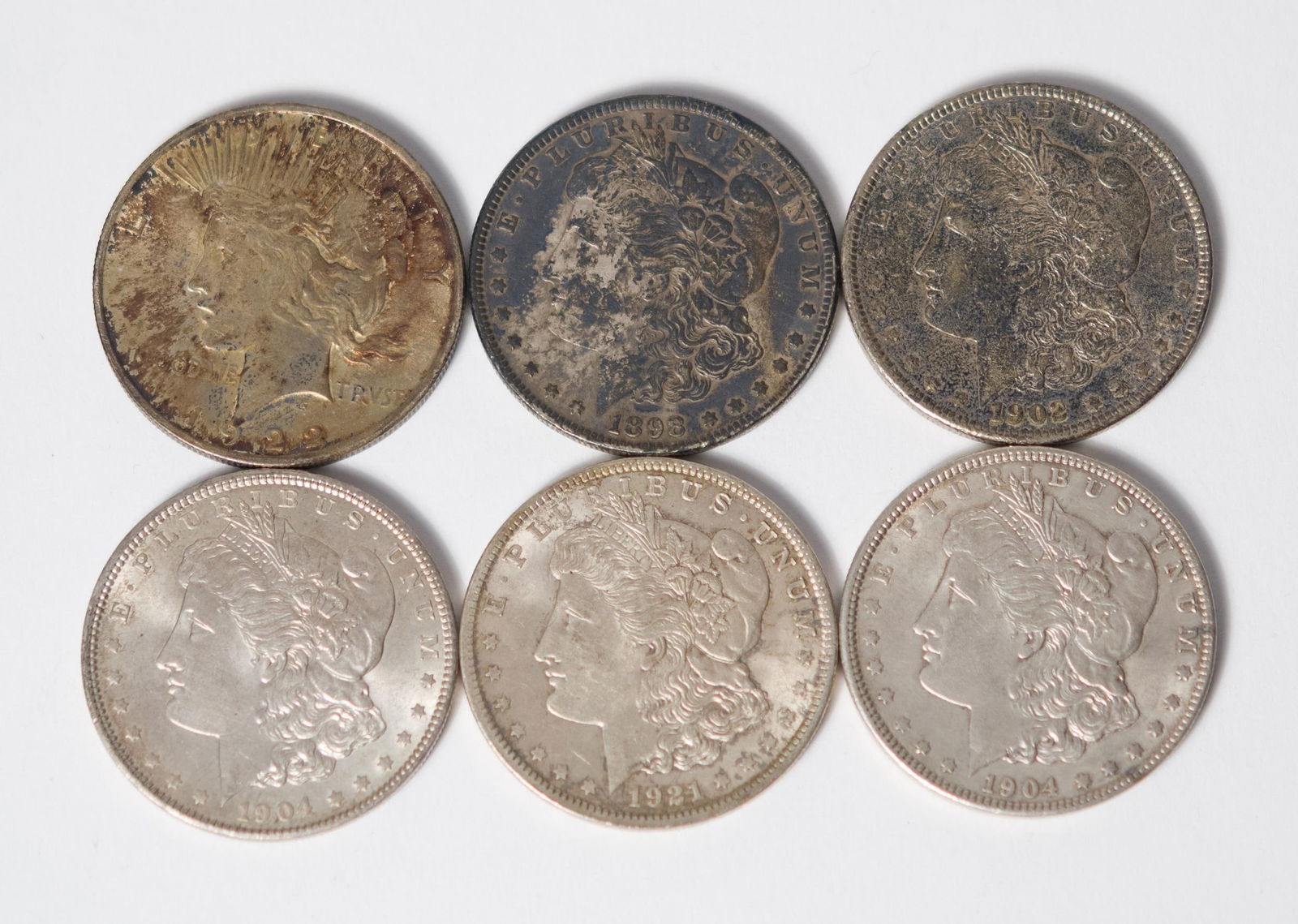 SIX AMERICAN SILVER DOLLAR COINS, MORGAN AND PEACE. (1 of 14)