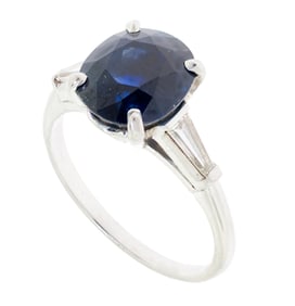 VINTAGE PLATINUM BLUE SAPPHIRE & DIAMOND RING.