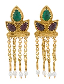 18K YELLOW GOLD EMERALD & GARNET DANGLE EARRINGS.
