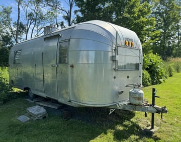 1962 AVION 24' ALUMINUM CAMPER.