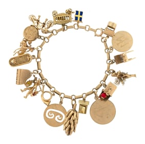VINTAGE 14K GOLD CHARM BRACELET.