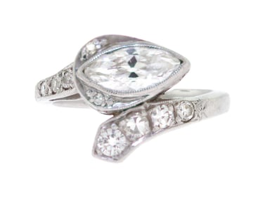 ART DECO PLATINUM & DIAMOND ”SNAKE” RING.