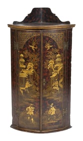 AN EARLY 19TH C. CHINOISERIE CORNER CABINET.