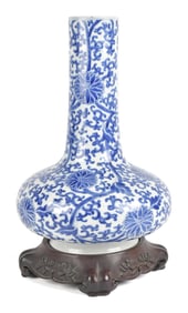 A 18TH/19TH C. CHINESE SIGNED PORCELAIN VASE.