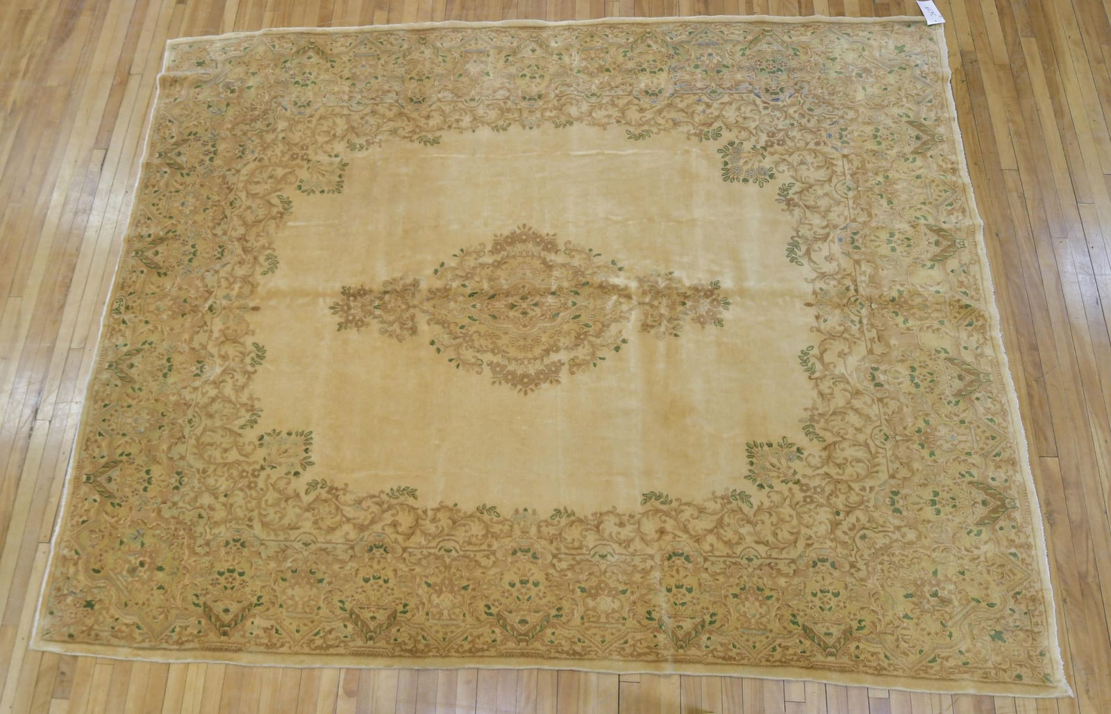 ANTIQUE ORIENTAL RUG. (1 of 4)