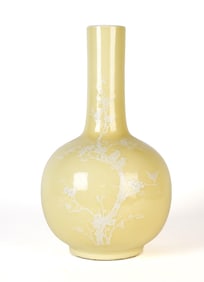 CHINESE YELLOW GLAZE PORCELAIN VASE.
