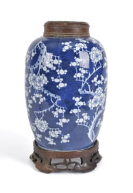 19TH C. CHINESE BLUE AND WHITE JAR.