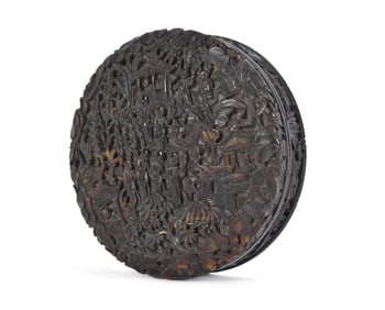 FINE 19TH C. CHINESE CARVED SHELL SNUFF BOX.