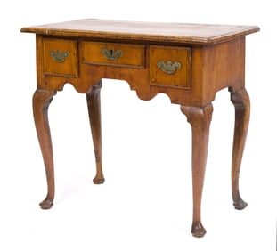 18TH C. ENGLISH QUEEN ANNE DRESSING TABLE.