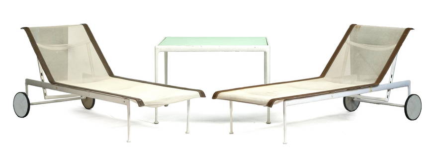 PAIR OF RICHARD SCHULTZ CHAISE WITH TABLE.: A ca. 1960 pair of Richard Schultz adjustable chaises with mesh seating surface, leather borders, and large wheels. 20”H (flat) x 25.5”W x 76.5”L. A Richard Schultz white aluminum fr