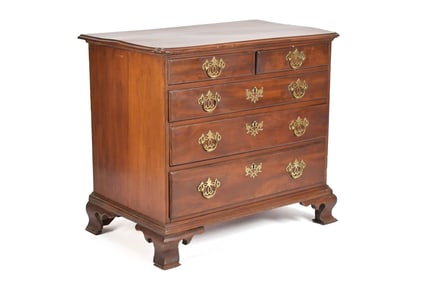 18TH C. CHIPPENDALE BACHELORS CHEST.