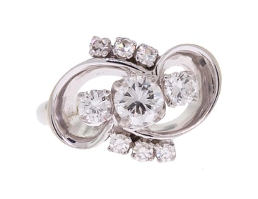 VINTAGE 18K GOLD DIAMOND CLUSTER RING.