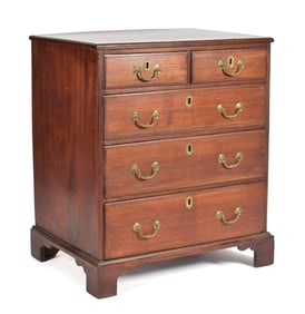 ANTIQUE ENGLISH CHIPPENDALE BACHELORS CHEST.