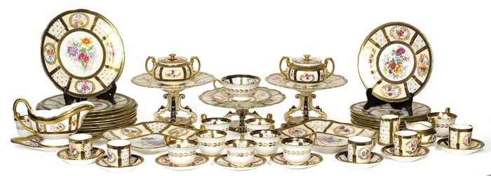 ROYAL PARAGON CHINA SET, QUEEN MARY PATTERN.
