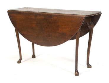 18TH C. QUEEN ANNE NH MAPLE DINING TABLE.