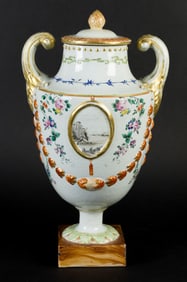 ANTIQUE CHINESE PORCELAIN COVERED URN.