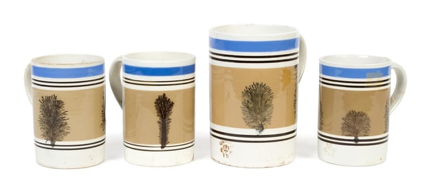 FOUR SIMILAR ANTIQUE MOCHA SEAWEED MUGS.