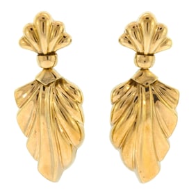 VINTAGE 18K GOLD SCALLOP SHELL DANGLE EARRINGS.