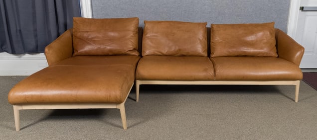 ITALIAN CONTEMPO BROWN LEATHER SECTIONAL SOFA.