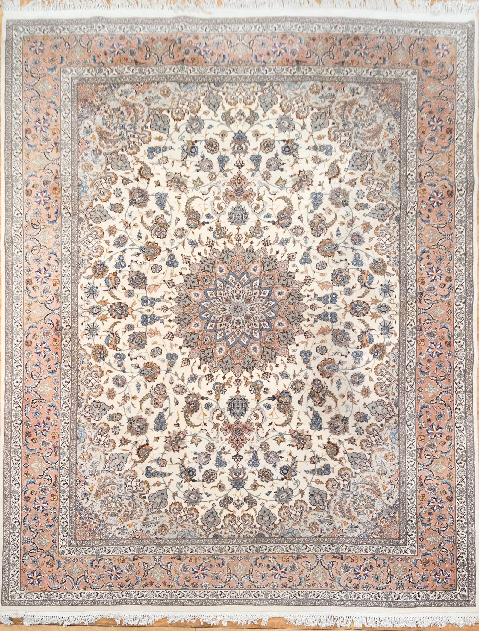 VINTAGE IVORY FIELD ORIENTAL RUG. (1 of 7)