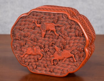 FINE 18TH C. CHINESE CINNABAR BOX.