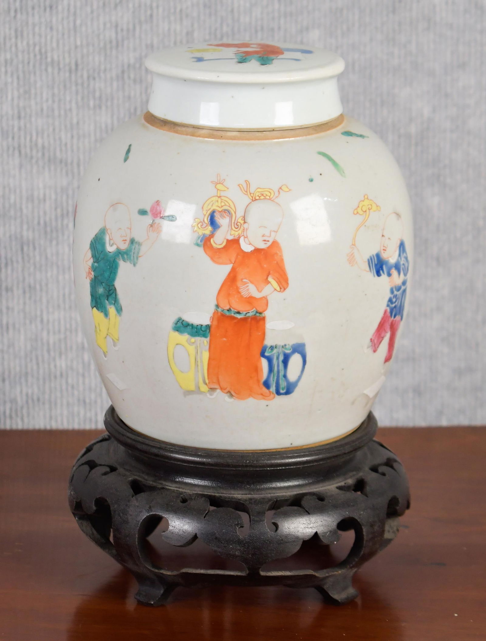 19TH C. CHINESE PORCELAIN JAR. (1 of 10)
