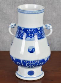 VINTAGE CHINESE BLUE AND WHITE VASE.