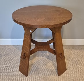 STICKLEY ARTS & CRAFTS STYLE OAK LAMP TABLE.
