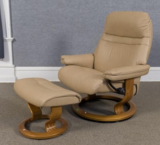 EKORNES STRESSLESS LEATHER LOUNGE CHAIR AND OTTOMAN.