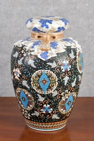 20TH C. ASIAN PORCELAIN LIDDED URN.