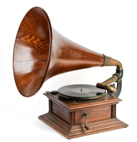 ANTIQUE PHONOGRAPH WITH MUSIC MASTER OAK HORN.