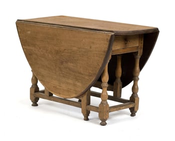18TH C. AMERICAN GATELEG DINING TABLE.