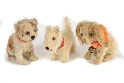 THREE ANTIQUE STEIFF DOGS.