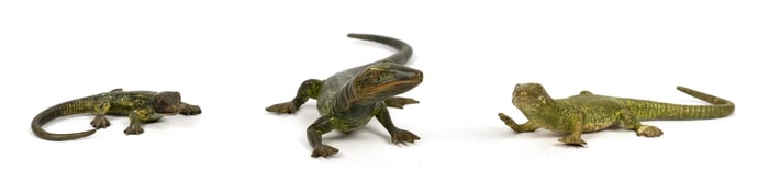 THREE ANTIQUE VIENNESE BRONZE LIZARDS.