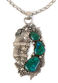 STERLING TURQUOISE NATIVE AMERICAN PENDANT & CHAIN.
