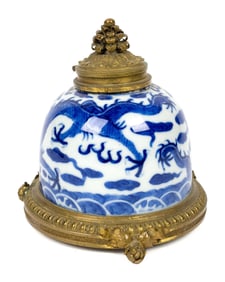 ANTIQUE CHINESE BLUE AND WHITE INKWELL.