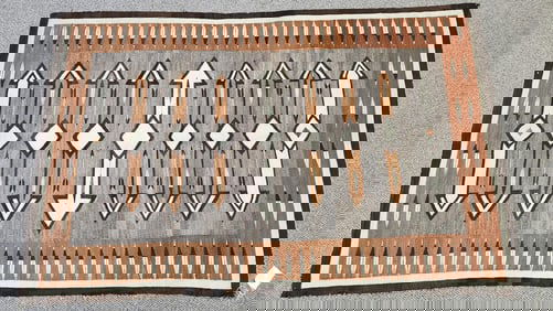 ANTIQUE NAVAJO RUG.