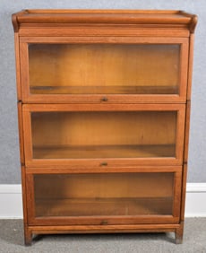 ANTIQUE THREE SECTION OAK BARRISTER BOOKCASE.