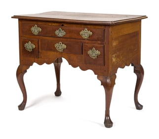 FINE 18TH C. PA QUEEN ANNE WALNUT DRESSING TABLE.