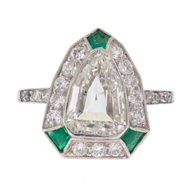 ART DECO SHIELD DIAMOND & EMERALD PLATINUM RING.