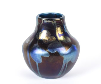 LOUIS C. TIFFANY FAVRILE GLASS VASE.