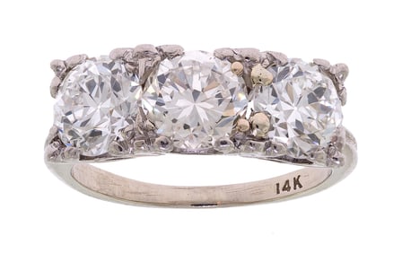 VINTAGE 2.5 CT. TW. 3 STONE DIAMOND 14K GOLD RING.