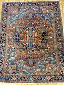 ANTIQUE ORIENTAL HERIZ ROOM SIZE RUG.