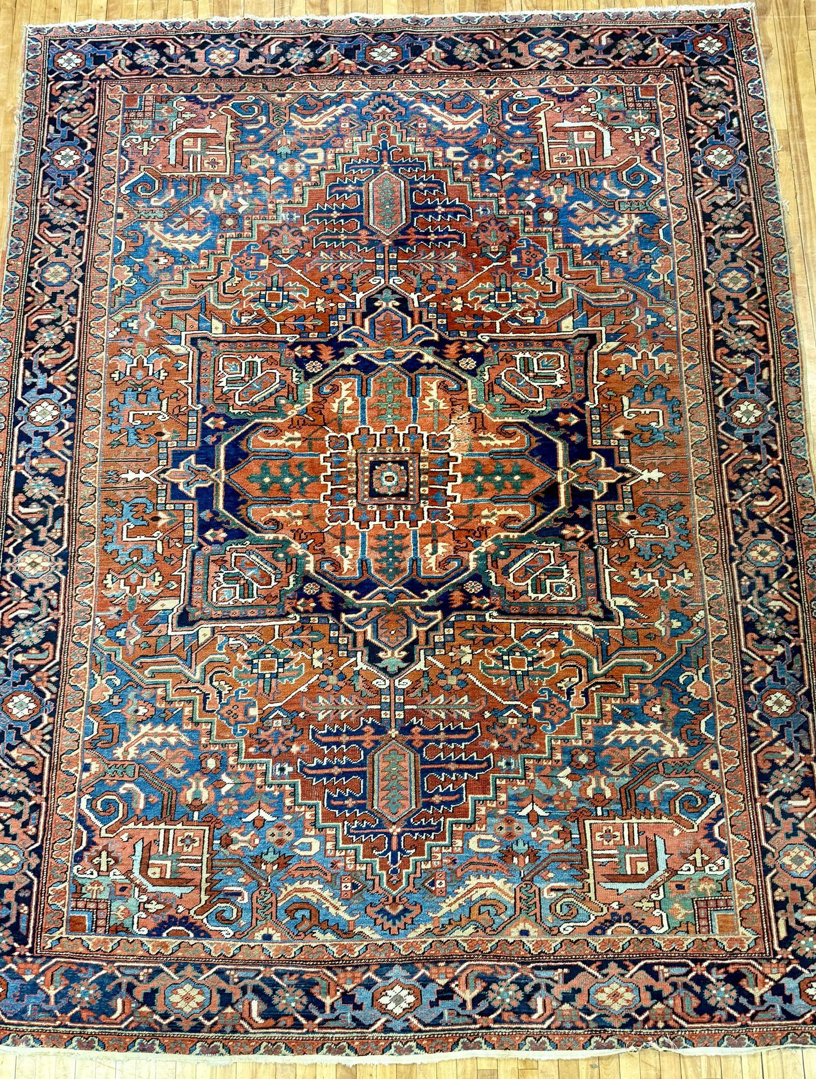 ANTIQUE ORIENTAL HERIZ ROOM SIZE RUG. (1 of 10)