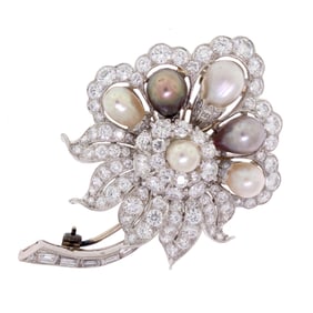 VINTAGE 7.0 CT. TW. DIAMOND & PEARL PLATINUM BROOCH.