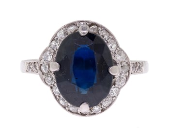ANTIQUE SAPPHIRE & DIAMOND PLATINUM RING.