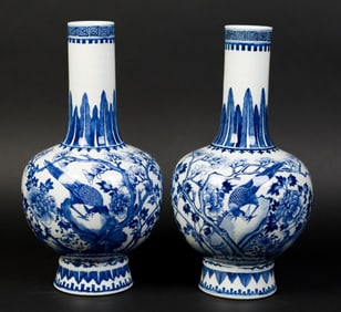 PAIR OF CHINESE BLUE AND WHITE VASES.