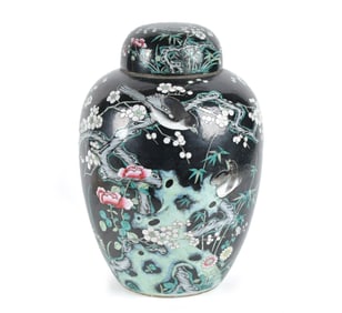 ANTIQUE CHINESE FAMILLE NOIR COVERED JAR.